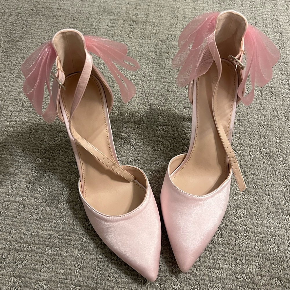 Pointed toe pink bow heels